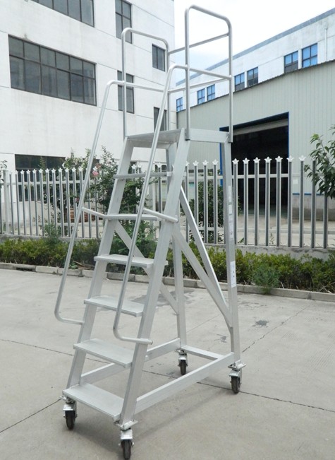 “鋁合金梯子，外面太危險(xiǎn)，室外壽命只能一年”